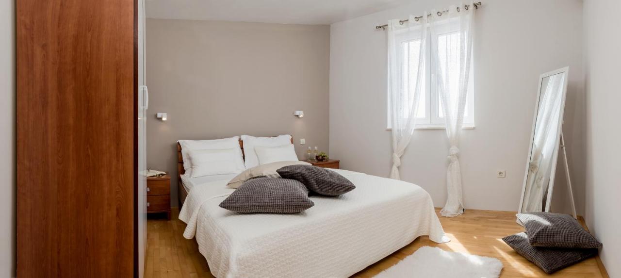 Apartments And Rooms With Parking Space Rogoznica - 10339 Kültér fotó